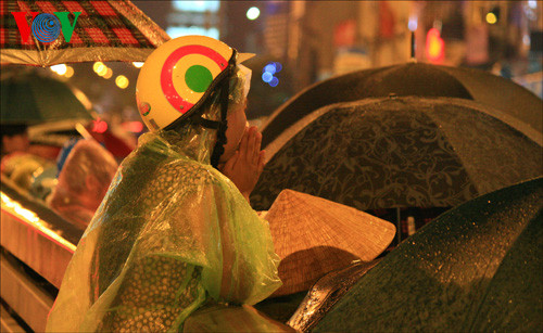 Đứng trên cầu vượt hướng về phía chùa.