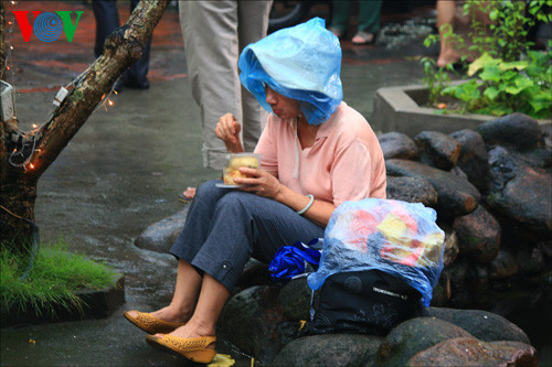 Tranh thủ ăn vội bát cơm trước khi đến giờ hành lễ.