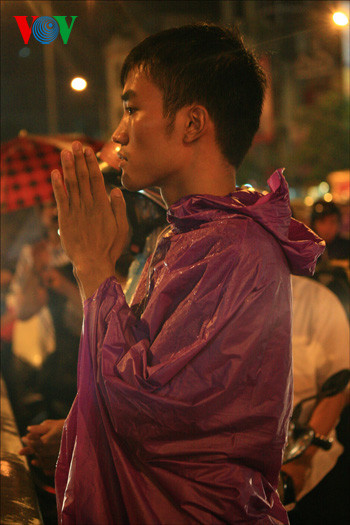 ... mà nhiều bạn trẻ cũng đội mưa dự lễ