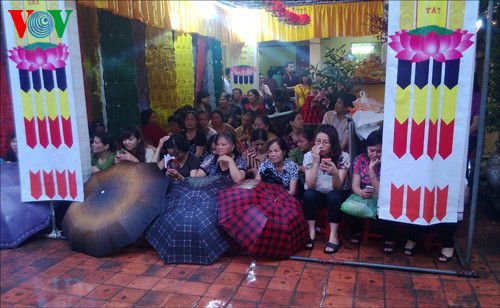 Người dân đến dự lễ tìm chỗ trú mưa.