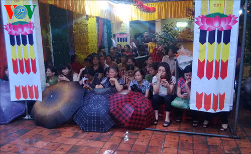 Người dân đến dự lễ tìm chỗ trú mưa.