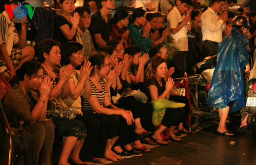 Nhiều người dân không vào được chùa đã cầu khấn ở bên ngoài.