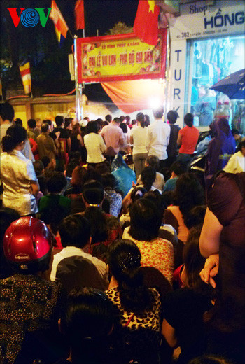 Càng về tối, lượng người đổ về càng thêm đông.