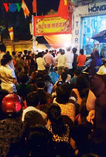 Càng về tối, lượng người đổ về càng thêm đông.