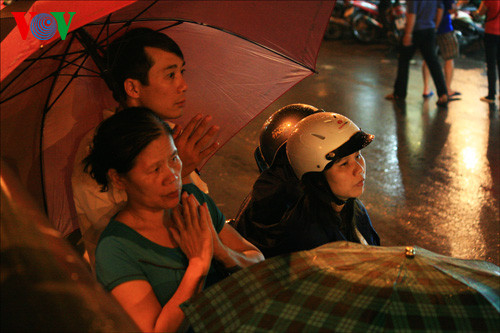 Ánh mắt luôn dõi về phía cửa chùa.