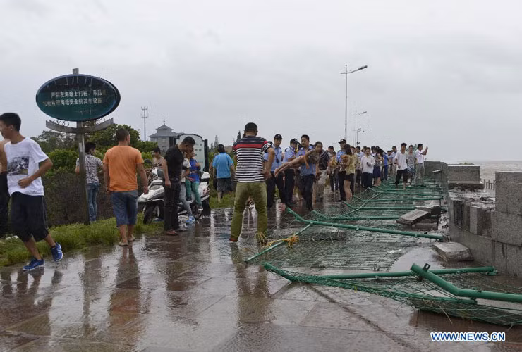 Sóng sông Tiền Đường phá vỡ các ràng rào, cuốn trôi và nhấn chìm nhiều người liều lĩnh đứng xem con sông nổi cơn thịnh nộ.