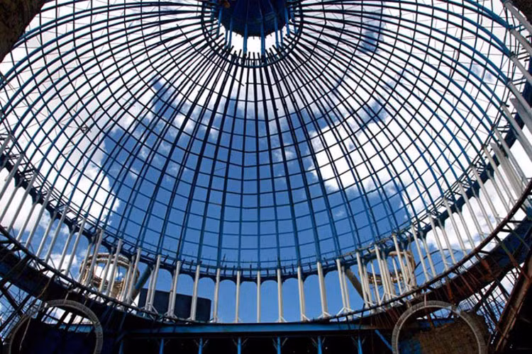 Song điều đặc biệt hơn là công trình này đã được xây dựng từng phần một trong hơn một nửa thế kỷ qua từ nhiều vật liệu phế thải.