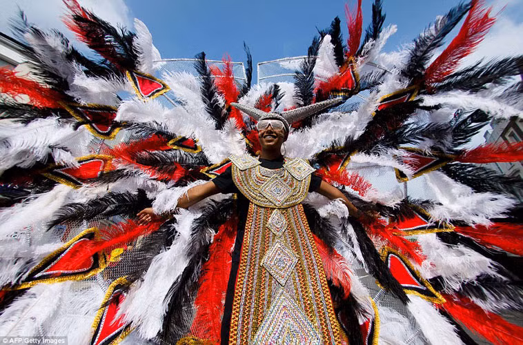 Bộ trang phục công phu tham gia diễu hành trong ngày đầu tiên diễn ra lễ hội đường phố lớn nhất châu Âu Notting Hill Carnival ở phía Tây London.