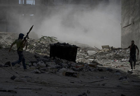 Chiến binh phe nổi dậy Syria tại bãi chiến trường đổ nát.