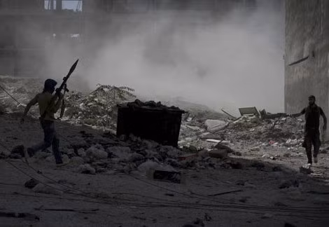 Chiến binh phe nổi dậy Syria tại bãi chiến trường đổ nát.