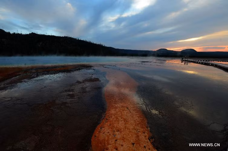 Được hình thành sau nhiều hoạt động phun trào của núi lửa, gây ra hiện tượng địa nhiệt đặc trưng giúp hình thành rất nhiều mạch nước phun và suối nước nóng nổi tiếng ở vườn quốc gia Yellowstone.