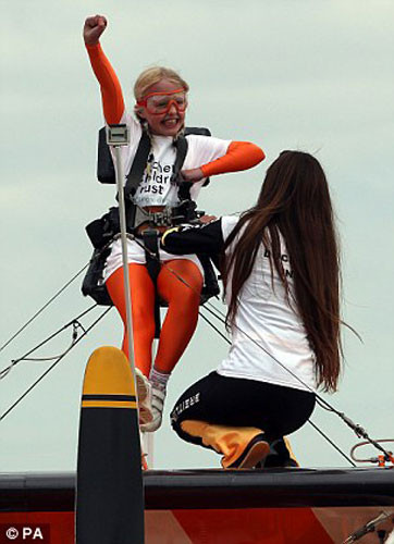 Bé tỏ ra rất phấn chấn và vui vẻ.