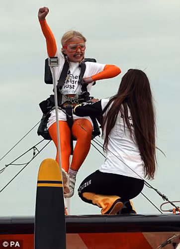 Bé tỏ ra rất phấn chấn và vui vẻ.