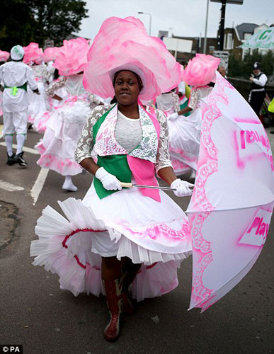 Đủ lệ bộ trong ngày hội Carnival.