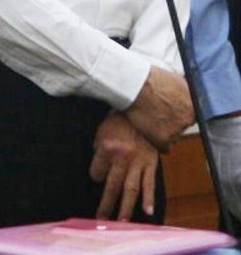 Ký hiệu kỳ lạ, gây chý ý ở bàn tay trái của ông Bạc Hy Lai.