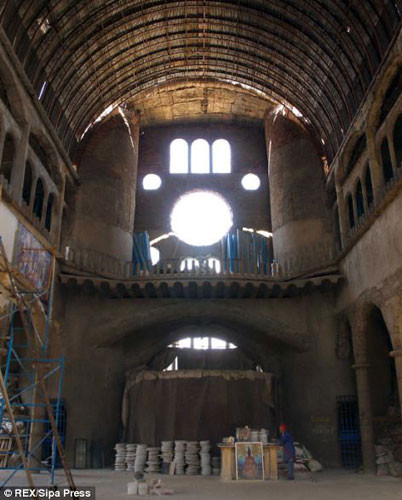 Thánh đường hiện vẫn chưa hoàn thành, nằm ở ngoại ô Madrid cách trung tâm thành phố khoảng 20 km và cao 40 m.