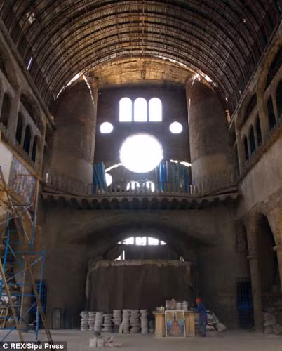 Thánh đường hiện vẫn chưa hoàn thành, nằm ở ngoại ô Madrid cách trung tâm thành phố khoảng 20 km và cao 40 m.