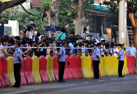 Phóng viên, nhà báo tập trung bên ngoài tòa án nhân dân Tế Nam theo dõi vụ xử ông Bạc Hy Lai.