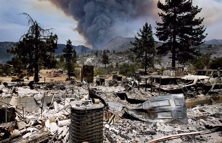 "Bà hỏa" không chỉ thiêu trụi những cánh rừng rộng lớn mà còn thiêu trụi các khu vực dân cư xung quanh.