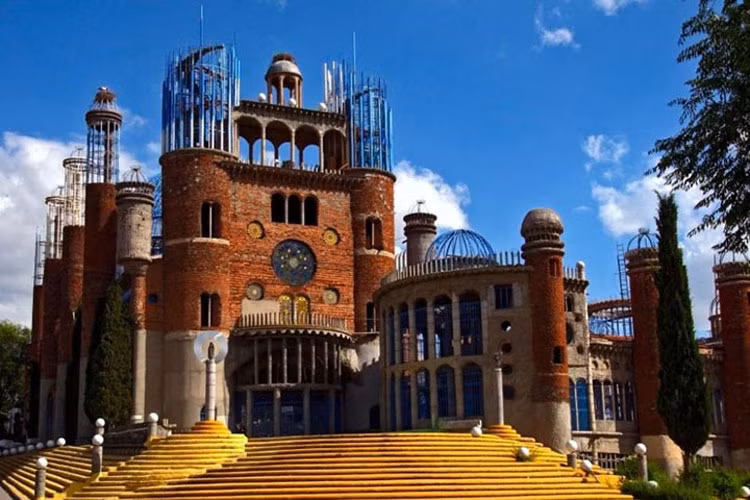 Ngắm nhìn thánh đường Mejorada del Campo, không ai có thể tin rằng, nhà thờ lộng lẫy này lại được xây dựng bởi một cựu tu sĩ già chưa từng học qua về kiến trúc trong suốt cuộc đời mình.