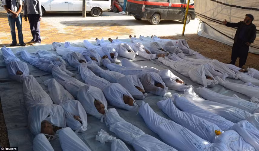 Thi thể của những nạn nhân thiệt mạng trong vụ tấn công bằng vũ khí hóa học ở ngoại ô thủ đô Damascus, Syria nằm la liệt ngày 21/8.