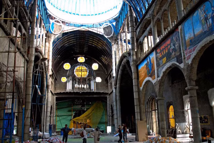 Chẳng hạn, các cây cột lớn của thánh đường được xây dựng từ các thùng dầu rỗng. Còn phần che phủ trên một trong các mái vòm cũng được làm từ những nguyên liệu bỏ đi.