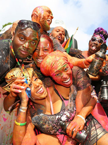 Trò bôi sơn vào người nhau trong suốt lễ hội lớn nhất Châu Âu.