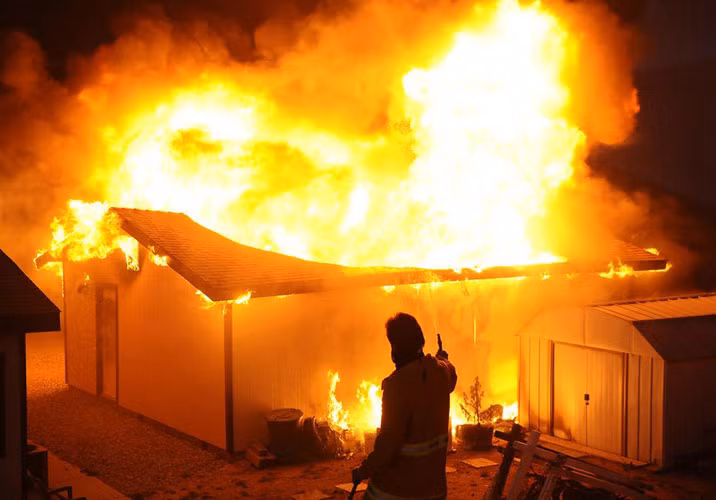 Một lính cứu hỏa đang nỗ lực kiểm soát đám cháy rừng đang lan rộng thiêu rụi các căn hộ gần Banning ở Riverside, cách Los Angeles, thủ phủ của California 145 km.