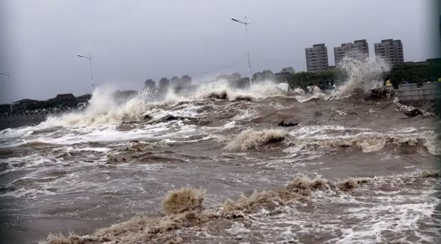 Những đợt sóng khổng lồ ở sông Tiền Đường đánh mạnh vào các tòa nhà của một nhà máy nước ở Hàng Châu, thủ phủ của tỉnh Chiết Giang, Trung Quốc.