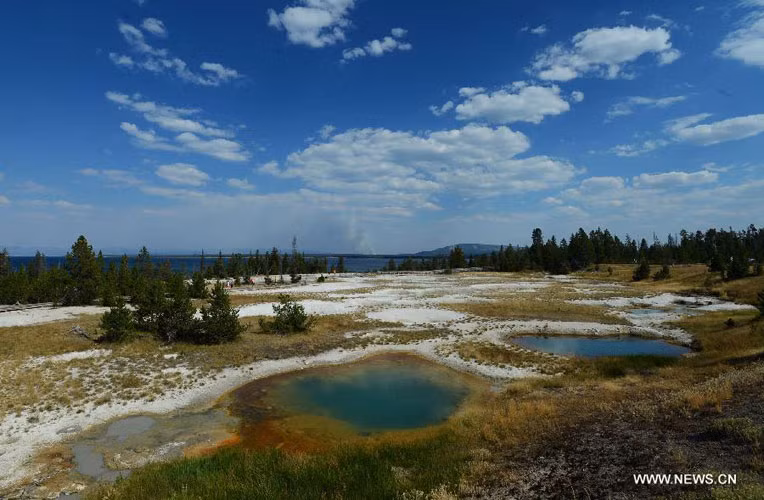 Vẻ đẹp hoang sơ của mạch nước phun West Thumb ở vườn quốc gia Yellowstone, Mỹ.