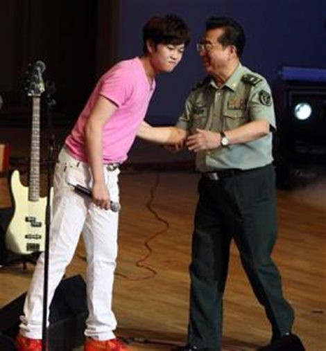 Cậu ấm Tianyi Li và cha, Tướng Li Shuangjiang, một ca sĩ nổi tiếng trong quân đội Trung Quốc.