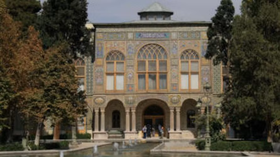 Hiện nay, Golestan là kết quả của 400 năm xây dựng và nâng cấp. Các tòa nhà tại địa điểm hiện đại đều có một lịch sử độc đáo.