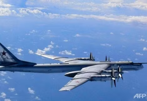 Máy bay ném bom Nga TU-95 bay trong không phận Nhật Bản gần đảo Okinoshima hôm 22/8.