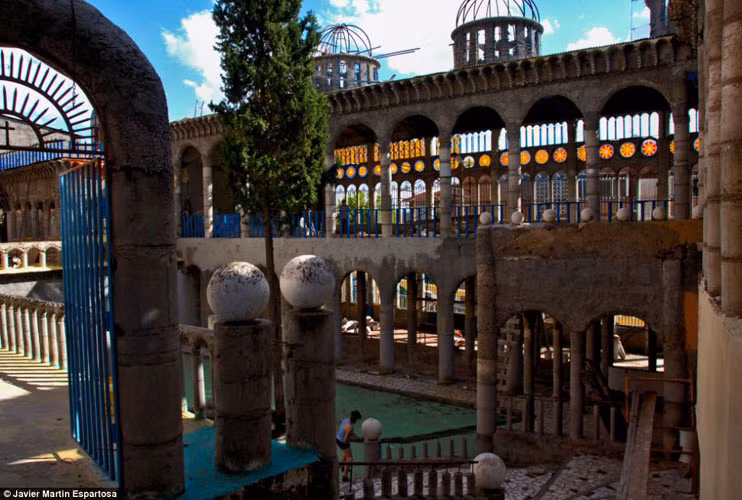 Song không yếu lòng, cựu tu sĩ già vẫn quyết định xây dựng nhà nguyện ngay trong thời gian ông đổ bệnh và đặt tên nó là Đức mẹ Đồng trinh Mary. Ô