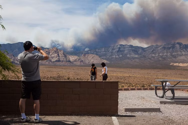 Cột khói khổng lồ bốc lên từ vụ cháy rừng Carpenter 1 ở rặng núi Spring, Nevada.