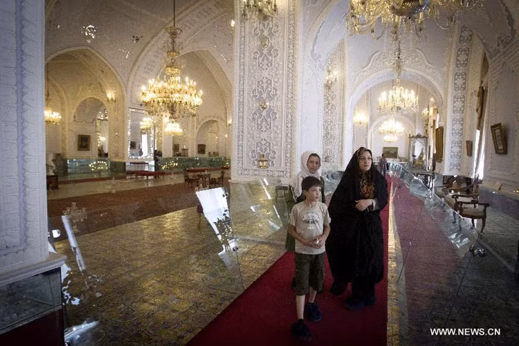 Các du khách thăm quan cung điện lộng lẫy và tráng lệ.