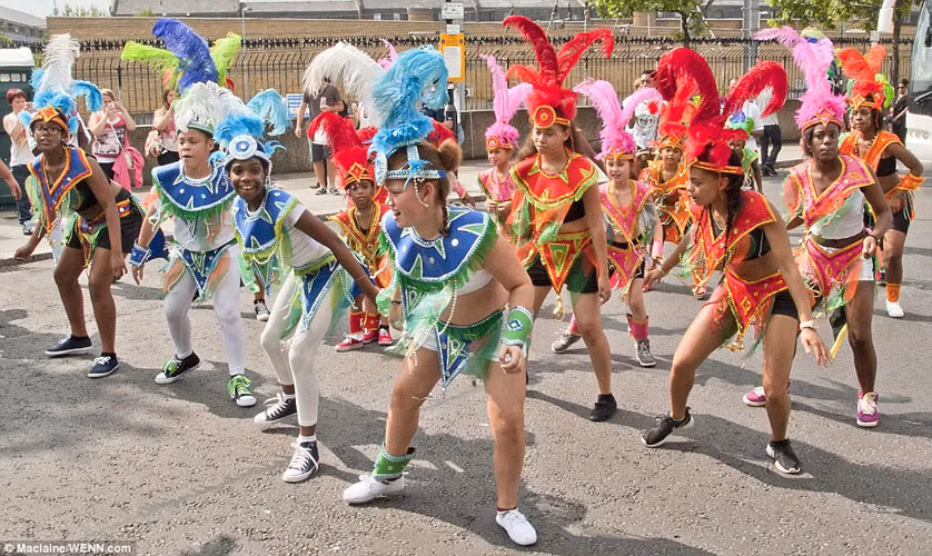 Nhóm trẻ em nhảy múa sôi động trên đường phố.