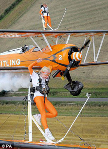 2 chiếc máy bay đã bay với vận tốc hơn 160 km/h.