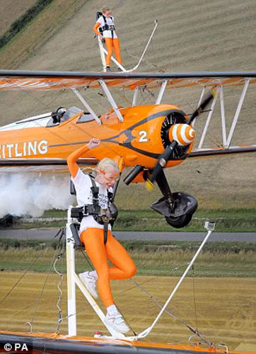 2 chiếc máy bay đã bay với vận tốc hơn 160 km/h.