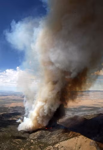 Cột khói khổng lồ bốc lên từ vụ cháy rừng Patch Springs, núi Stansbury gần Tooele, Utah.
