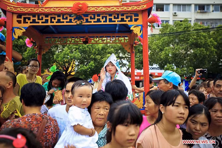 Đông đảo người dân địa phương cũng tới tham gia lễ cúng.