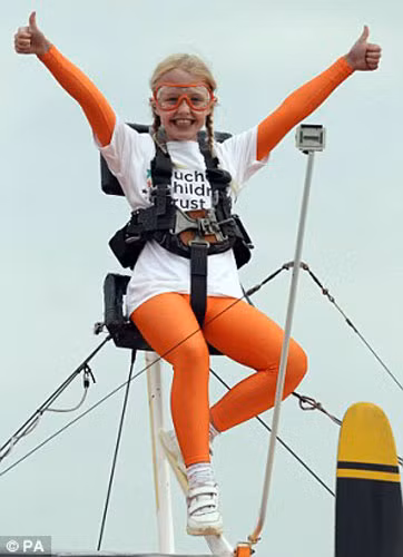 Cô bé Rose Powell, 9 tuổi chuẩn bị cất cánh tại sân bay Rendcomb gần Cirencester.