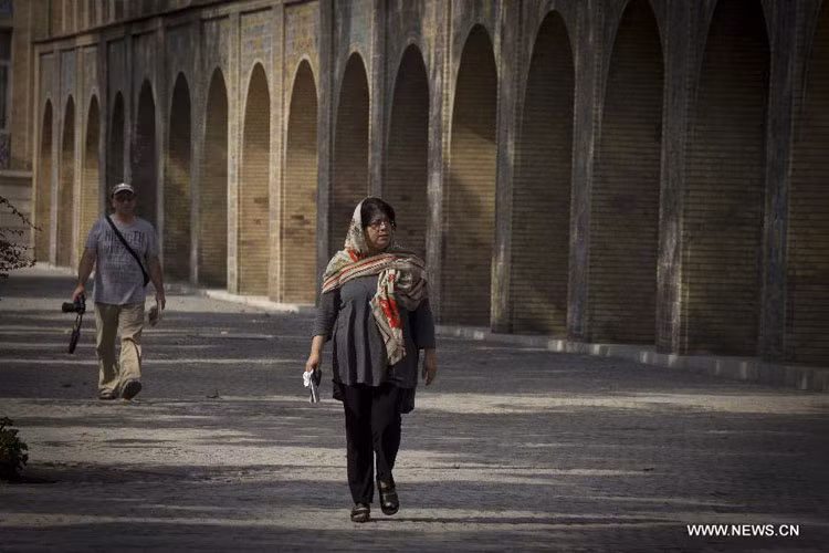 Cụ thể cung điện Golestan bao gồm 17 lâu đài, bảo tàng, và tòa nhà.