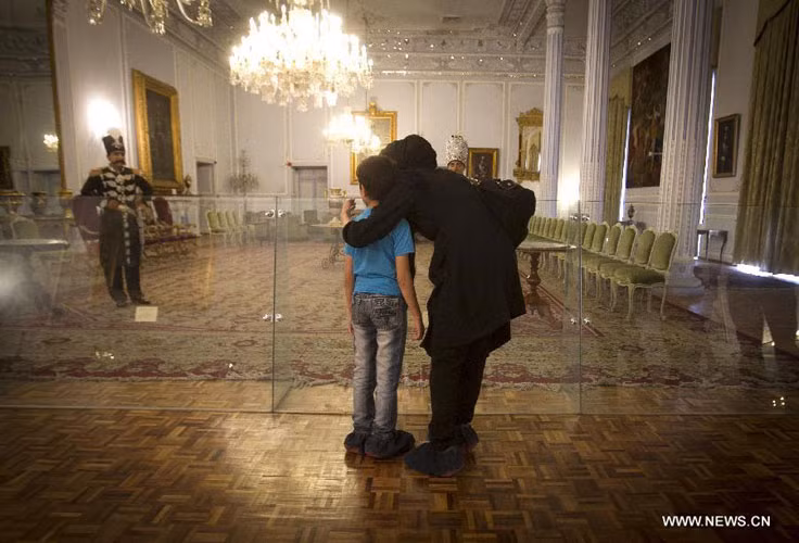 Hai mẹ con thăm cung điện Golestan.