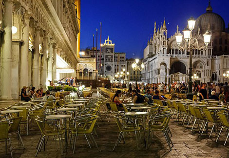 Một nhà hàng ngoài trời ở Quảng trường St Mark, Venice.