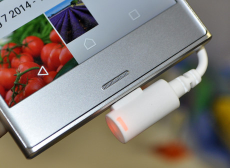 Sony cho biết, Xperia XZ được trang bị vi xử lý Qualcomm Snapdragon 820 hỗ trợ kết nối mạng 4G-LTE.