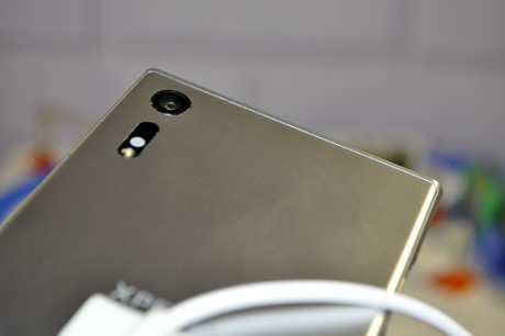 Camera chính 23MP với đèn flash trợ sáng ở mặt sau.