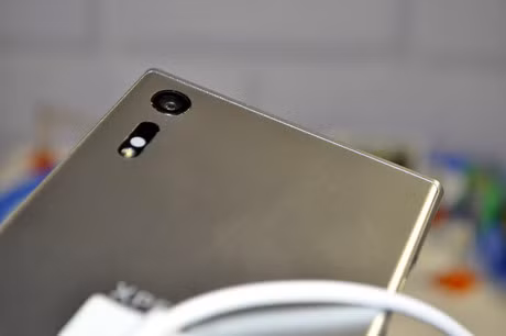Camera chính 23MP với đèn flash trợ sáng ở mặt sau.