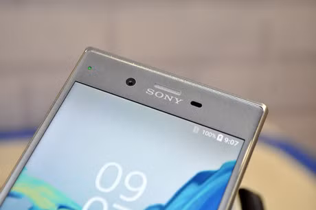 Hệ điều hành Android tùy biến trên Xperia XZ đã được Sony tích hợp thêm tính năng Battery Care với công nghệ sạc di động Qnovo, giúp tăng tuổi thọ pin.