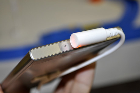 Ở phiên bản này, hãng sản xuất cũng đã trang bị cho Xperia XZ bộ sạc qua cổng USB Type-C giúp tăng tốc độ sạc.